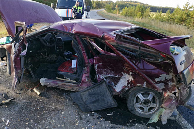 Водителя и пассажира "десятки" после аварии зажало в машине в Самарской области
