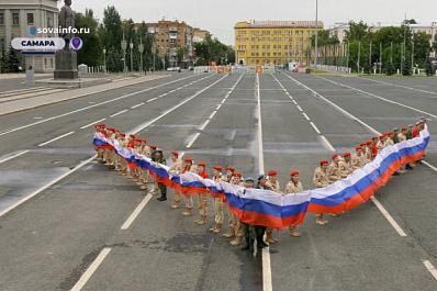 В День флага России юнармейцы провели патриотическую акцию на площади имени Куйбышева в Самаре