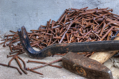 "Всему виной женщина": в Октябрьске соседи устроили потасовку с гвоздодером и кочергой