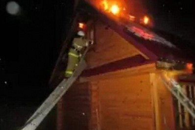 В Безенчукском районе Самарской области сегодня ночью полыхал дом