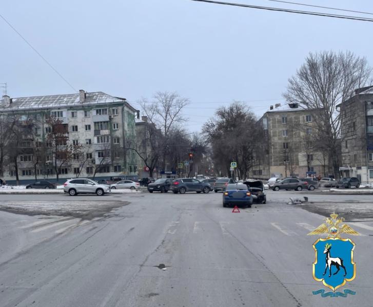 В Самаре на Аэропортовском шоссе перевернулась иномарка