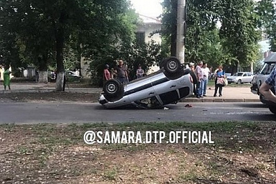 В Самаре после аварии машина перевернулась на крышу