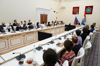 "Меры поддержки будут совершенствоваться, вне всякого сомнения": Дмитрий Азаров встретился с многодетными матерями Самарской области