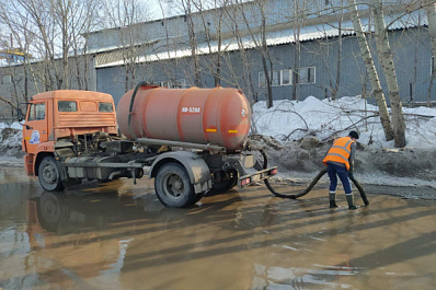 В Самаре спецтехника откачивает воду с дорог, где нет ливневок