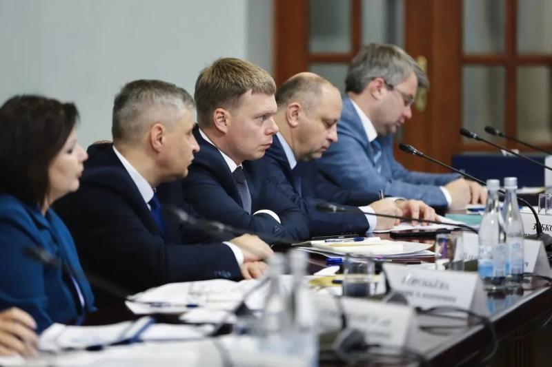 Ремонт моста в Похвистневе, трудоустройство участников СВО, работа по нацпроектам – в Самаре состоялось оперативное совещание в Правительстве