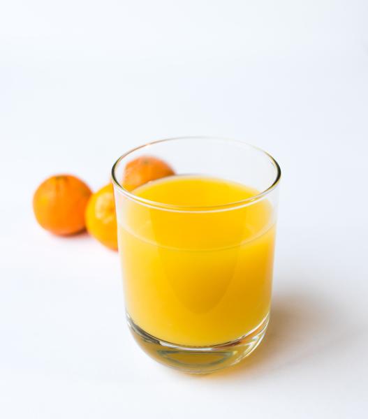 Плесень и вздутая крышка: самарцам назвали признаки некачественного сока