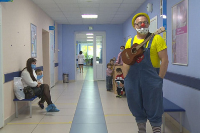 В Самаре детей на вакцинацию провожает клоун