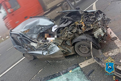 В Сызранском районе после столкновения грузовика с легковушкой погиб человек