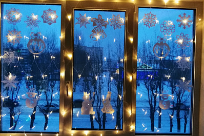 Подарки за украшения: жители Самарской области принимают участие в акции "Новогодние окна" 