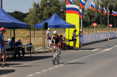 Российские велосипедисты участвуют в соревнованиях памяти тренера Владимира Петрова