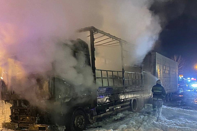 В Самарской области на федеральной трассе сгорел грузовик с прицепом