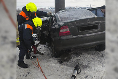 На трассе в Самарской области из разбитой машины достали водителя, влетевшего в столб