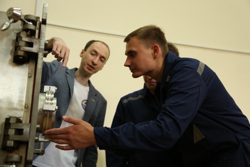 Студентам из Беларуси показывают, как собирать и испытывать наноспутники