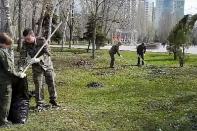 Сотрудники СУ СК РФ по Самарской области вышли на субботник в парке Победы