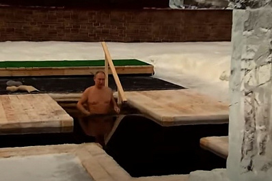 Владимир Путин на Крещение окунулся в прорубь