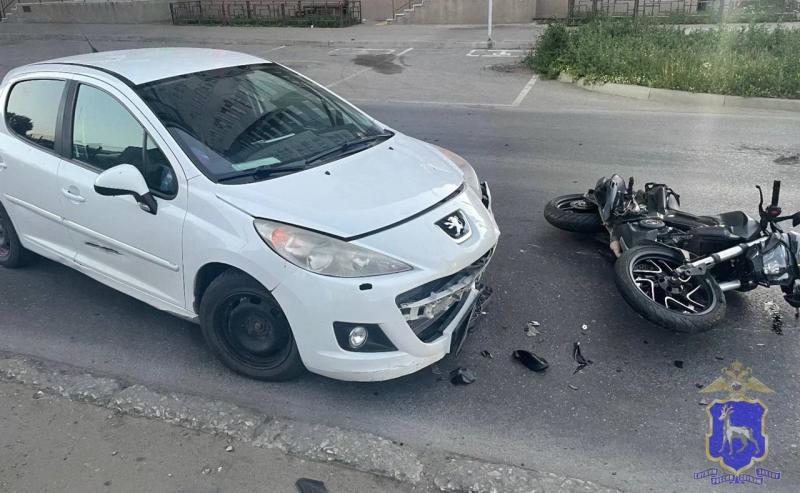 В Самаре мотоциклист врезался во встречный Peugeot