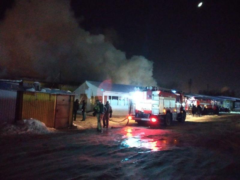 В Кировском районе Самары горит продуктовый рынок на площади 1,5 тысячи кв. м