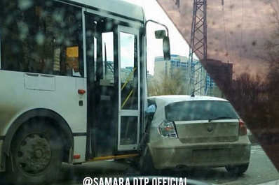 В Самаре автобус протаранил дорогую иномарку