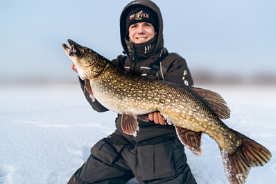 "Пришлось лезть в лунку": самарец сразился с огромной щукой и победил