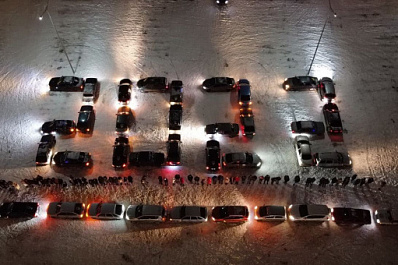 2022 и елка из 45 машин: самарские водители необычно поздравили горожан с наступающим Новым годом