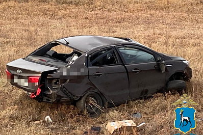 В Самарской области в улетевшей в кювет Kia Rio пострадали три человека