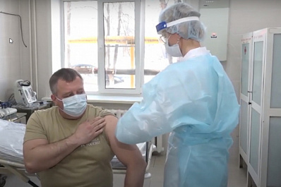 Около 6 тыс. сотрудников военкоматов в Поволжье и на Южном Урале сделали прививку от COVID-19 