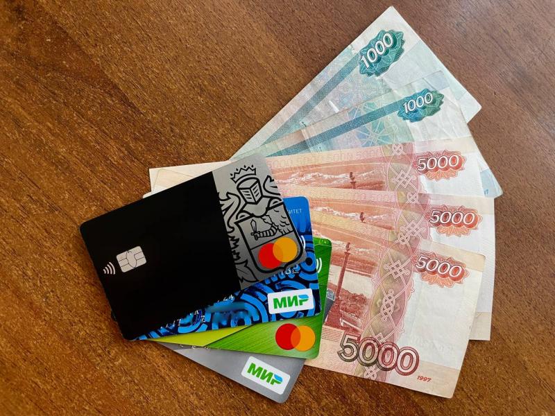 Купюры или карты: стало известно, сколько россиян не готовы расставаться с наличными деньгами 