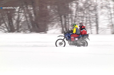 Кольцевые гонки на выбывание: на льду озера в Волжском районе прошел новый зимний мотослет