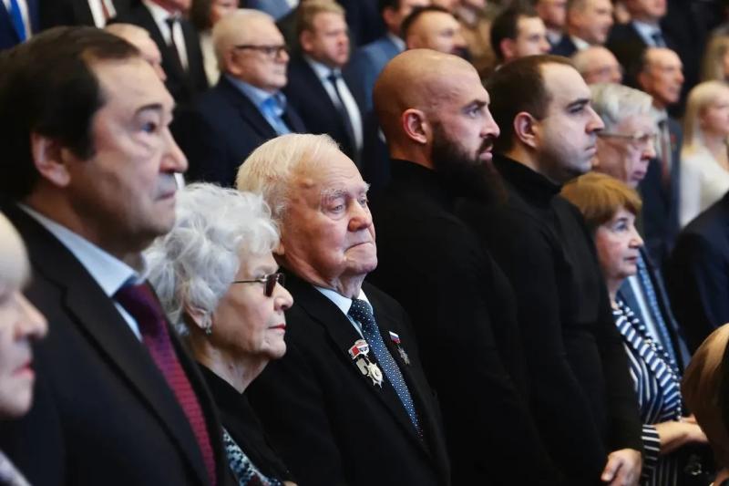 В День народного единства Вячеслав Федорищев вручил награды за вклад в развитие региона