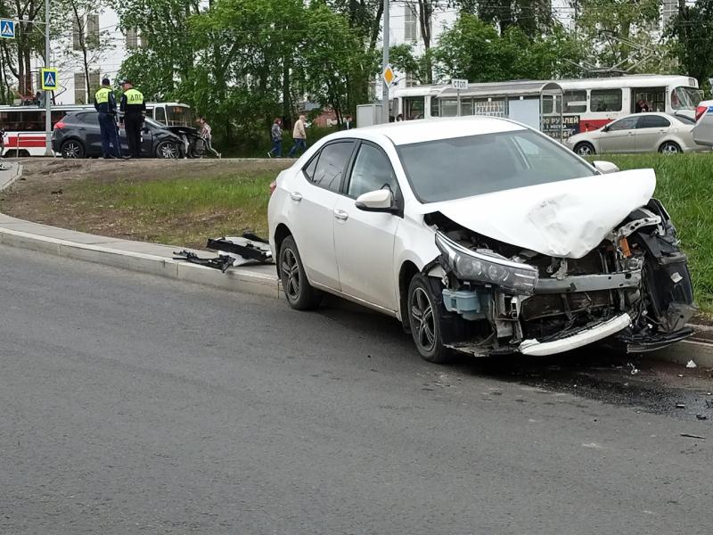 Два человека попали в больницу после столкновения KIA и Toyota в Самаре