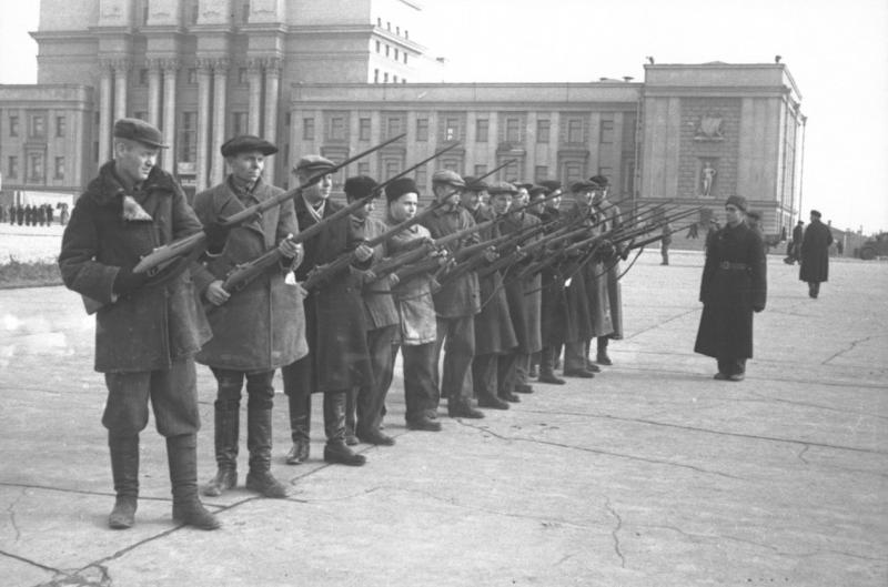 Приближая Победу. Гектары махорки и успехи заводов: хроника жизни Куйбышева в мае 1942-го и 1945-го