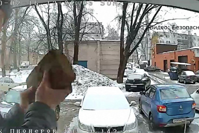 В Самаре мужчина набросился на подъезд с кирпичом