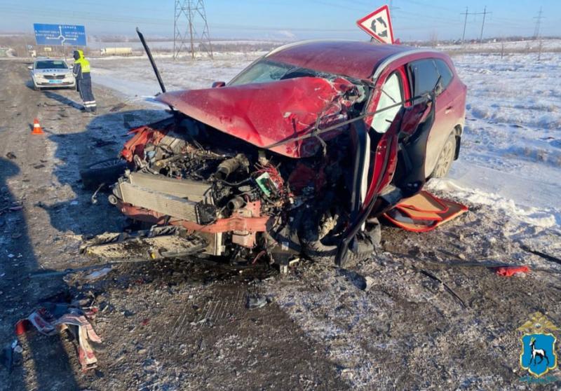 В Волжском районе 21 февраля внедорожник выехал на встречку и врезался в кроссовер
