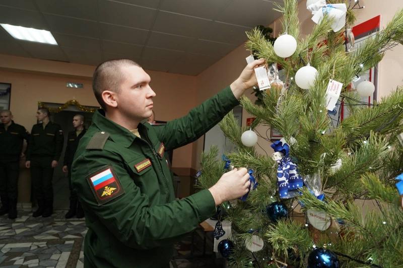 Новогоднее настроение: в воинских частях Самарской области проходит региональный этап проекта "Елки России"