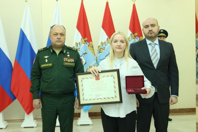 Губернатор Самарской области вместе с командованием ЦВО вручил вдове Героя России медаль "Золотая Звезда"
