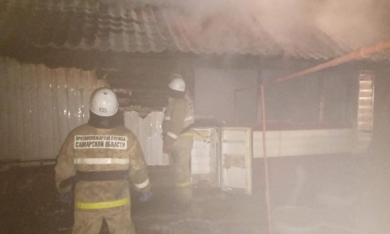 В Самарской области пожарные ночью тушили загоревшуюся баню