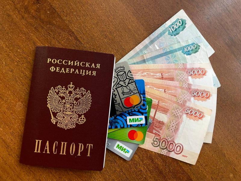 В России планируют запретить подросткам открывать счета в банке без родителей