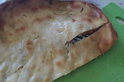 В Самаре покупателям попался пирог со столовым прибором внутри