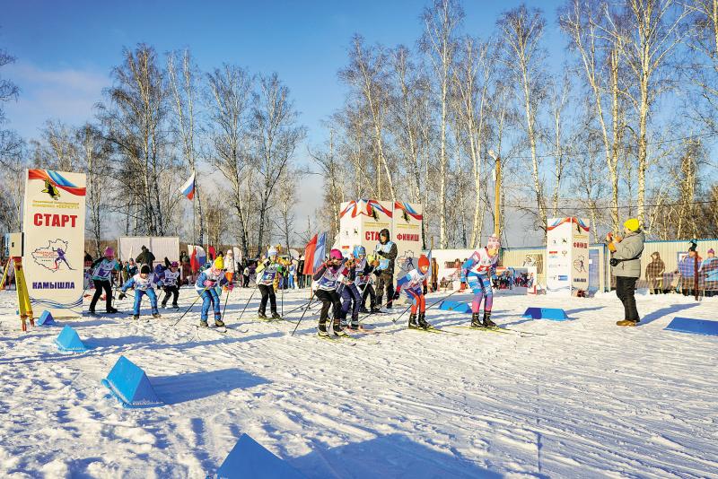 Соскучились по снегу: в Камышле провели первую лыжную гонку сезона