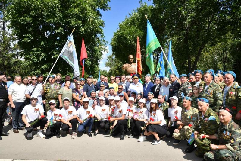 В самарском парке Победы открыли бюст Василия Маргелова