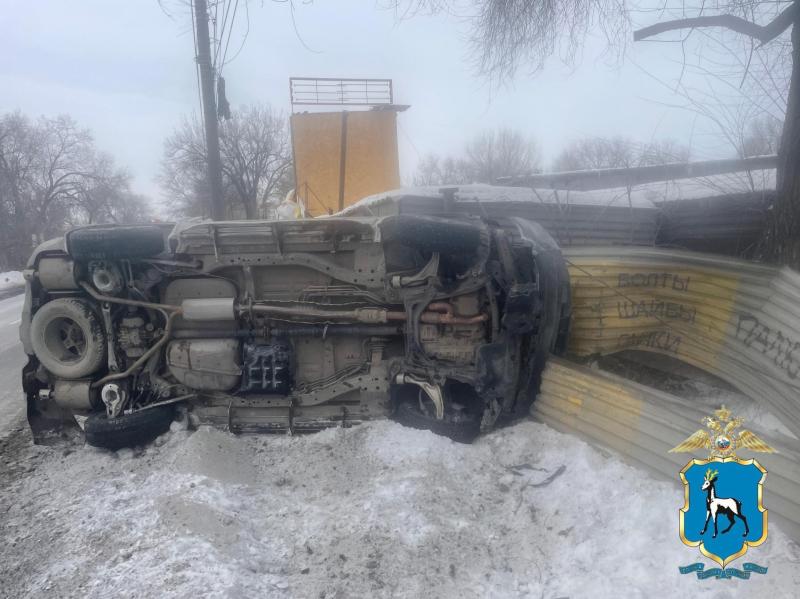 В Самаре на Аэропортовском шоссе перевернулась иномарка