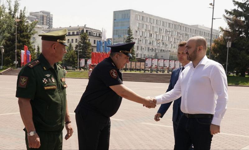 Вячеслав Федорищев передал бойцам 2-й армии и сотрудникам спецподразделений Росгвардии спецтехнику и обмундирование