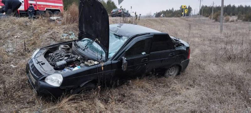 В Самарской области на трассе "Приора" вылетела с дороги в поле