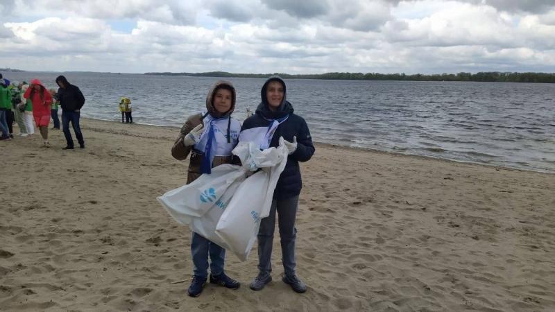 В Самаре ко Дню Волги волонтеры и экологи очищают берега от мусора