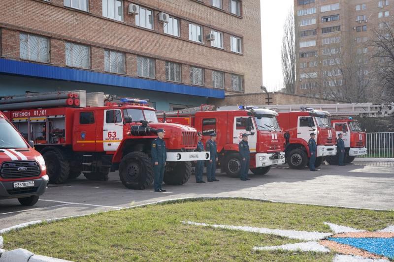 Дмитрий Азаров в Тольятти лично поздравил пожарных с профессиональным праздником