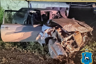 В Самарской области мужчина на "тринадцатой" влетел в железобетонный забор