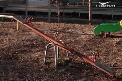 В Чапаевске после жалобы в соцсетях начался монтаж обещанной детской площадки