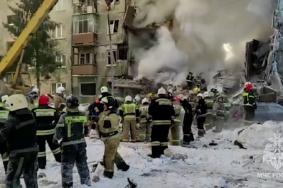 В Новосибирске спасатели продолжают разбирать завалы дома после взрыва газа