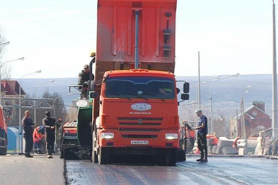 На путепроводе через Демократическую уложили первый слой асфальта