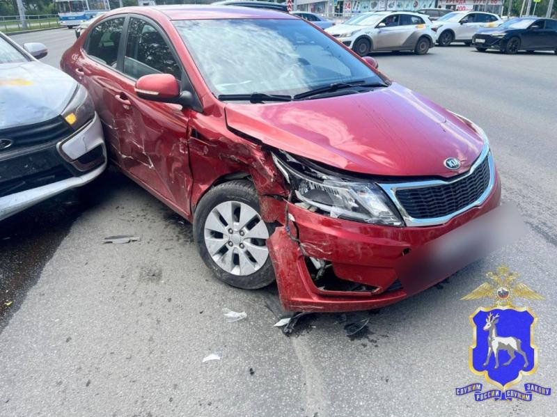 В Самаре на Московском шоссе иномарка врезалась в автомобиль такси